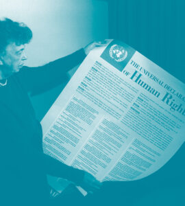 Eleanor Roosevelt tient dans ses mains une affiche de la déclaration universelle des droits de l'Homme