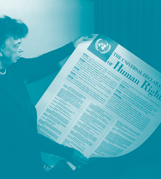 Eleanor Roosevelt tient dans ses mains une affiche de la déclaration universelle des droits de l'Homme