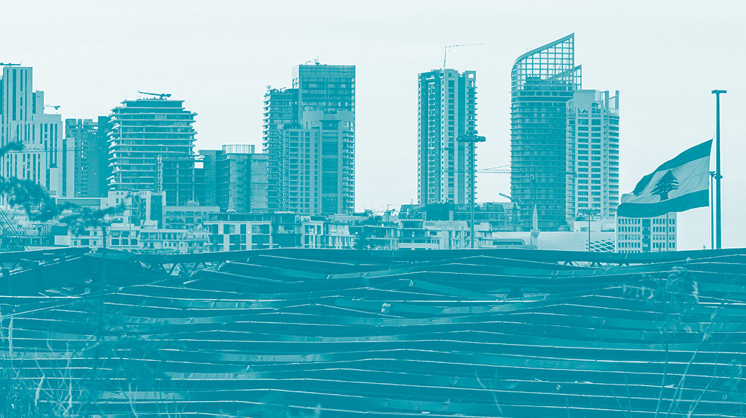 Un drapeau du Liban se lève sur un bâtiment moderne. derrière le drapeau des gratte-ciels dans la ville de Beyrouth