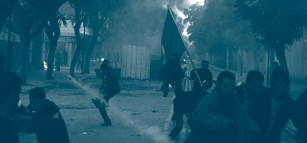 manifestants dispersés par la police tunisienne lors des printemps arabes de 2011