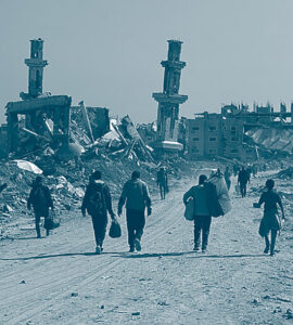 des déplacés gazaouis se promènent dans les ruines de gaza avec leurs affaires personnelles