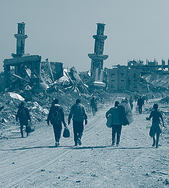 des déplacés gazaouis se promènent dans les ruines de gaza avec leurs affaires personnelles