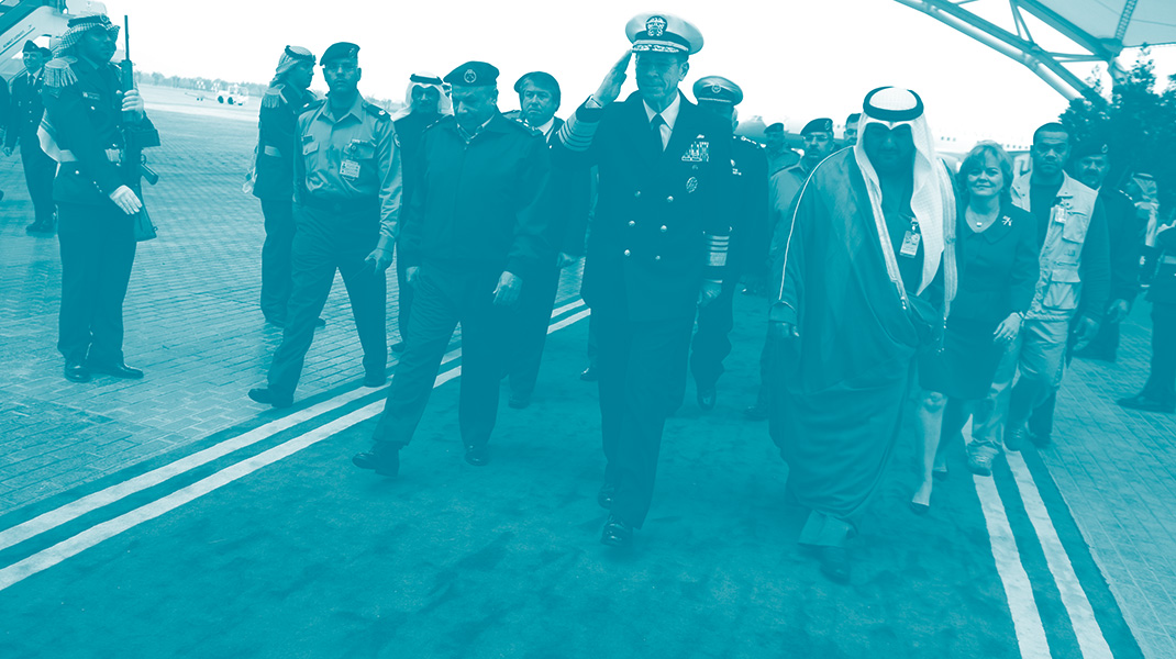 Le président du Comité des chefs d'état-major interarmées, l'amiral Mike Mullen, arrive au Koweït, entouré de hauts responsables politiques et militaires