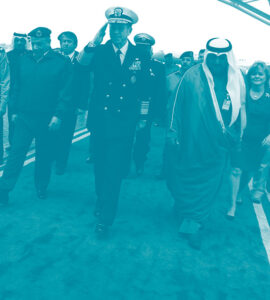 Le président du Comité des chefs d'état-major interarmées, l'amiral Mike Mullen, arrive au Koweït, entouré de hauts responsables politiques et militaires