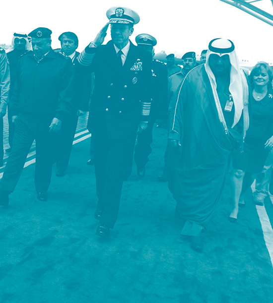 Le président du Comité des chefs d'état-major interarmées, l'amiral Mike Mullen, arrive au Koweït, entouré de hauts responsables politiques et militaires