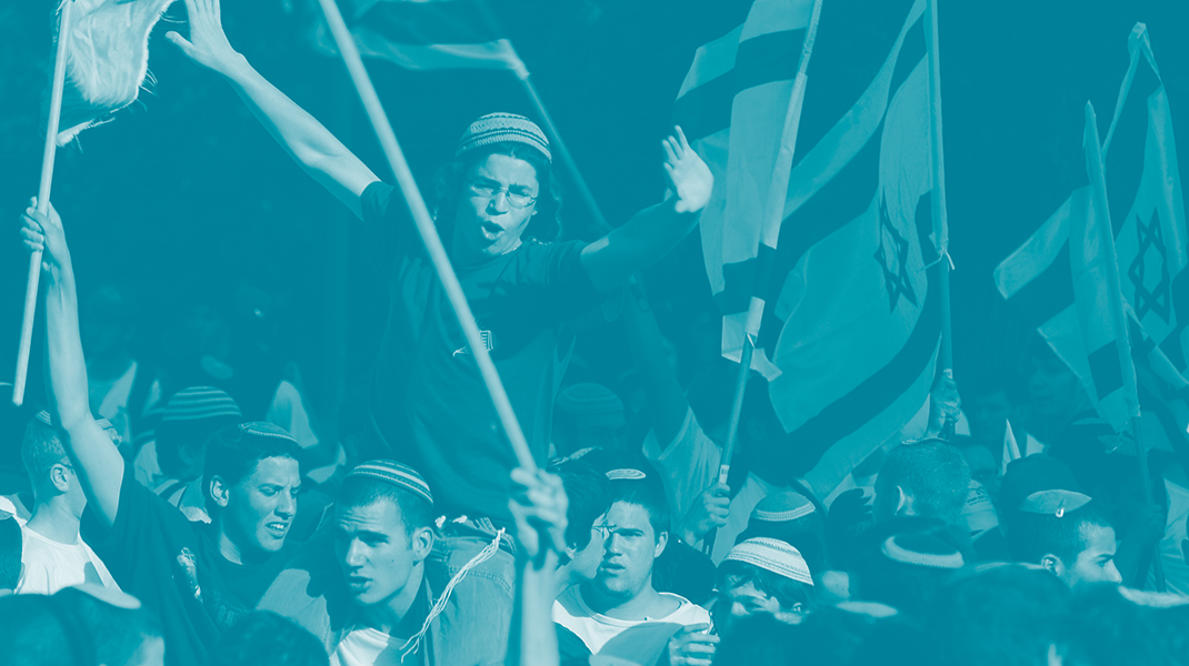 jeunes juifs entouré de drapeaux israéliens lors de la fête du drapeau