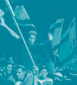 jeunes juifs entouré de drapeaux israéliens lors de la fête du drapeau