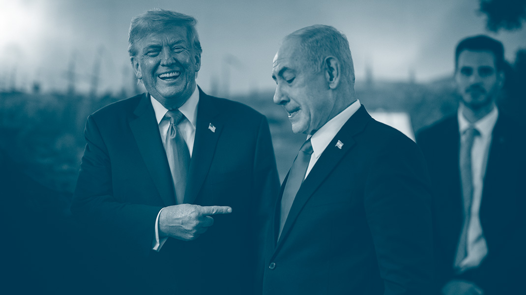 Donald Trump indique benyamin Netanyahou d'un ton hilare alors que Netanyahou a l'air un peu perplexe
