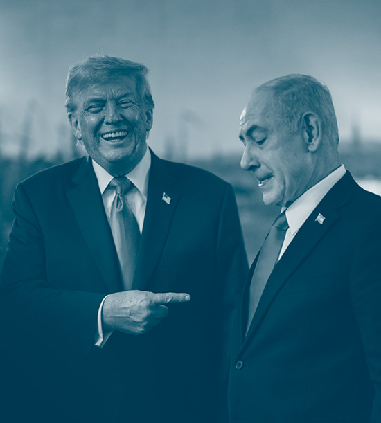 Donald Trump indique benyamin Netanyahou d'un ton hilare alors que Netanyahou a l'air un peu perplexe