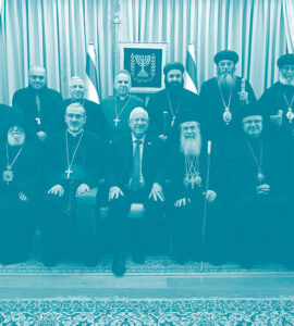 Le président israélien Reuven Rivlin et les chefs de la communauté chrétienne en Israël posent pour une photo colelctive. derrière eux deux drapeaux israéliens