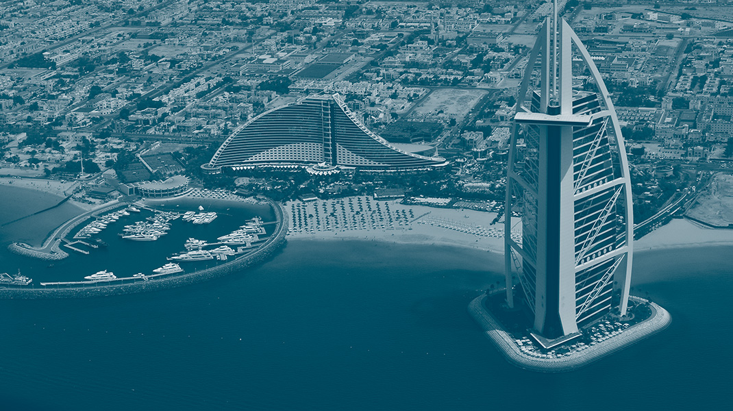 Panorama de Dubai avec l'hôtel Burj Al Arab en premier plan