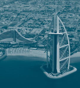 Panorama de Dubai avec l'hôtel Burj Al Arab en premier plan