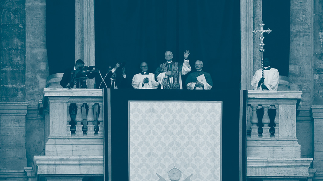 Le pape Léon XIV salut la foule de la loge après son élection