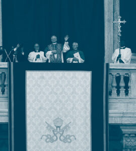 Le pape Léon XIV salut la foule de la loge après son élection