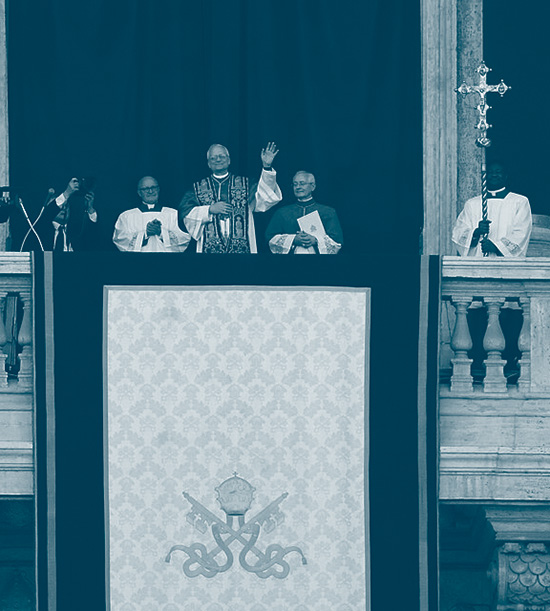 Le pape Léon XIV salut la foule de la loge après son élection