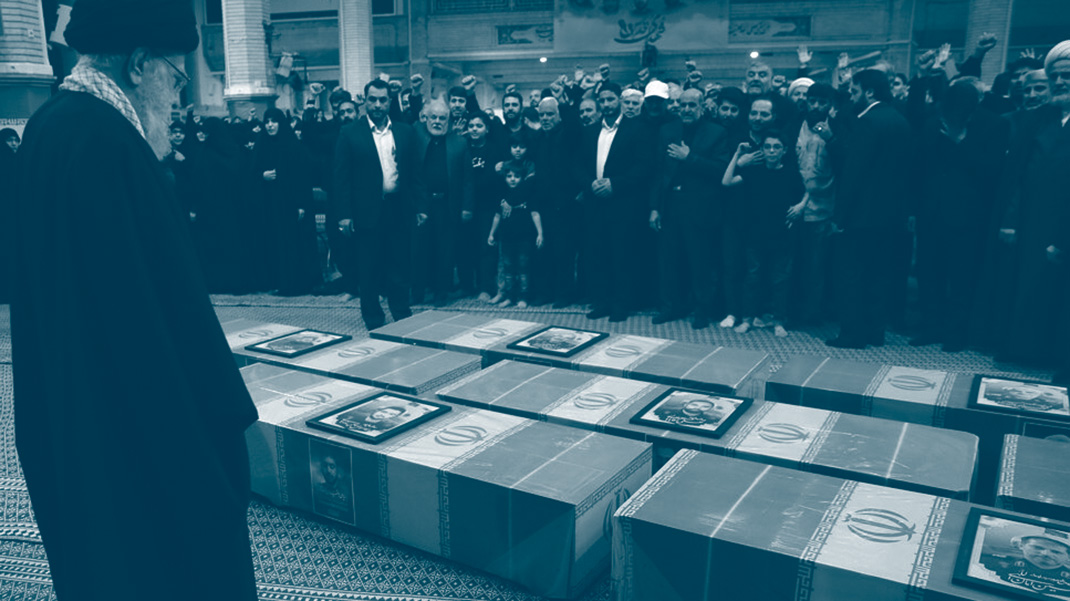 L'ayatollah Khamenei devant les cercueils enveloppés par le drapeau iranien devant une foule