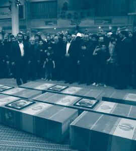 L'ayatollah Khamenei devant les cercueils enveloppés par le drapeau iranien devant une foule