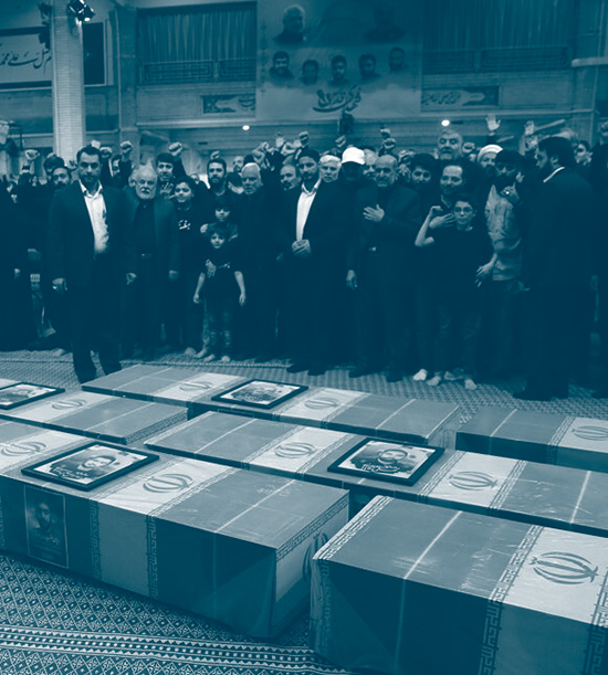 L'ayatollah Khamenei devant les cercueils enveloppés par le drapeau iranien devant une foule