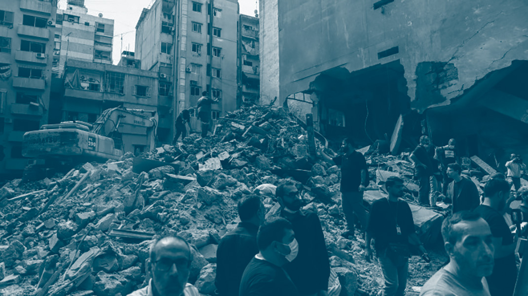 Bâtiment détruit à Beyrouth au Liban après une frappe israélienne. Des personnes sont rassemblées autour des ruines