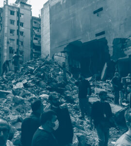 Bâtiment détruit à Beyrouth au Liban après une frappe israélienne. Des personnes sont rassemblées autour des ruines