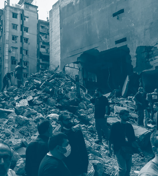 Bâtiment détruit à Beyrouth au Liban après une frappe israélienne. Des personnes sont rassemblées autour des ruines