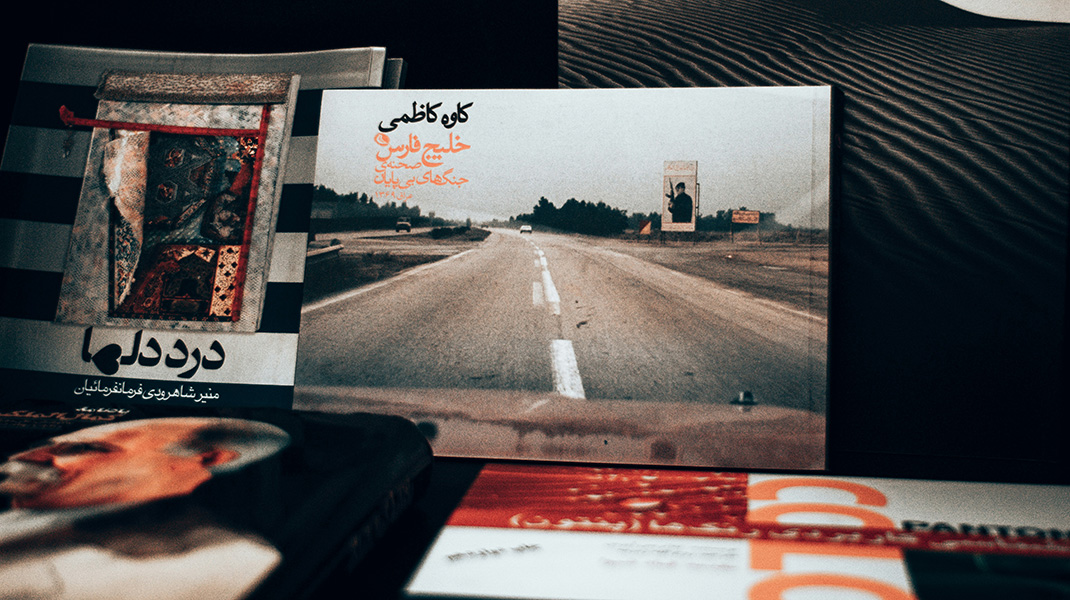 Collection de livres et disques avec textes en arabe