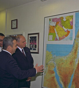 le ministre de la défense hongrois et le premier ministre Ehud Barak devat une carte géographique du Moyen-Orient