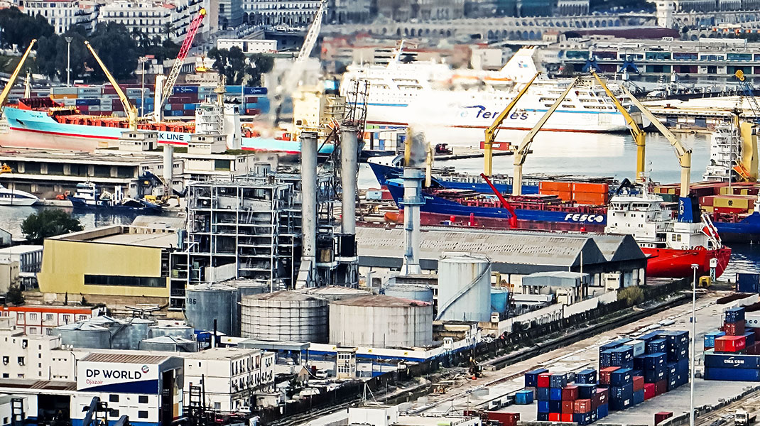 Centrale électrique du port d'Alger avec des bateaux sur le fond