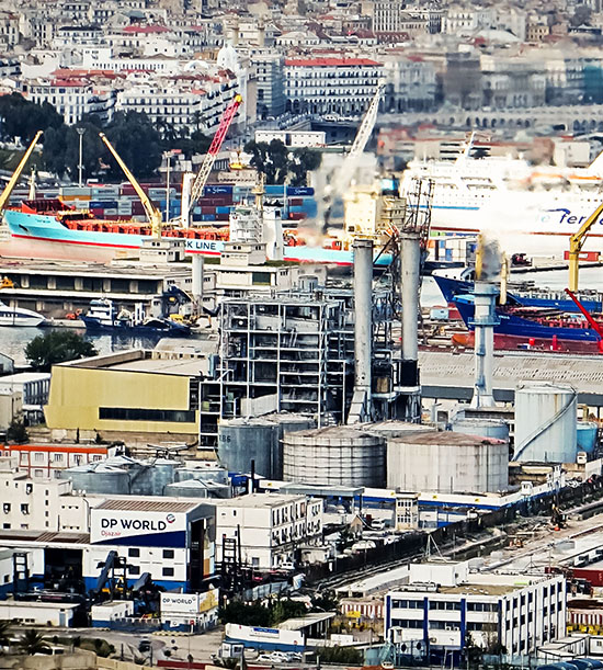 Centrale électrique du port d'Alger avec des bateaux sur le fond