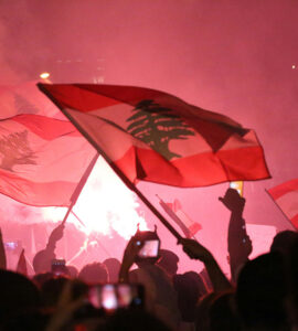 Des personnes lèvent des drapeaux libanais