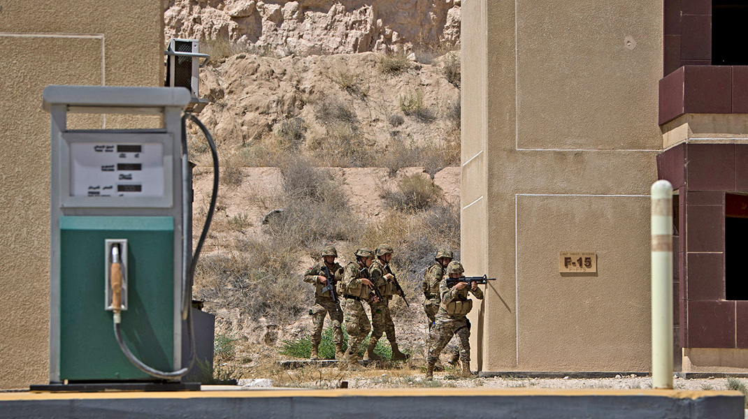 forces spéciales libanaise n action sur une route désertique. Devant les soldats il y a une pompe à essence