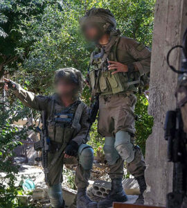 Soldats israéliens au Sud du Liban pendant l'invasion commencée en 2024. ils discutent entre eux. Leurs visages ont été futés pour éviter qu'ils puissent être reconnus et poursuivis par la justice internationale