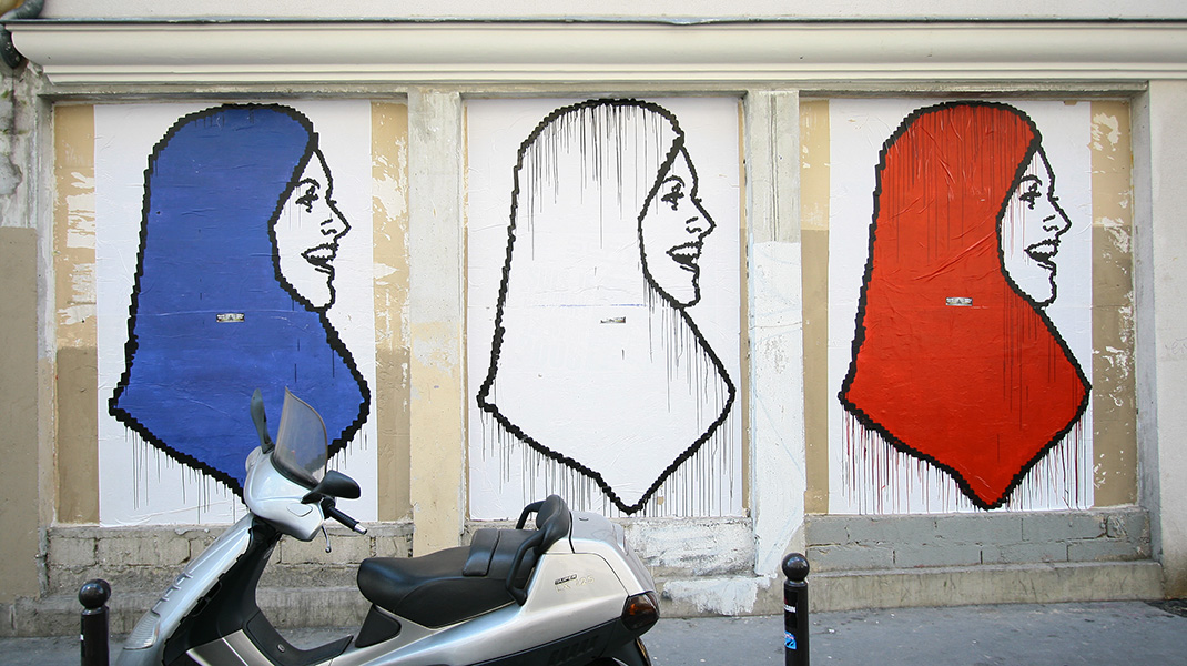 Murale de trois femmes voilées, chacune avec le voile d'une couleur du drapeau français