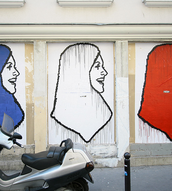 Murale de trois femmes voilées, chacune avec le voile d'une couleur du drapeau français