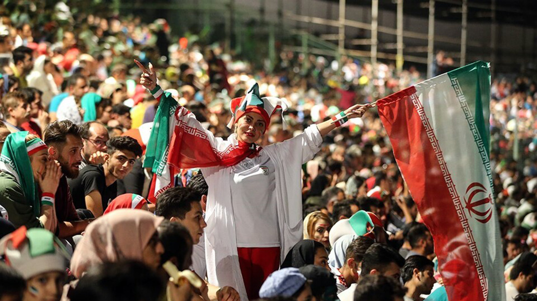 Fille avec les couleurs du drapeau iranien dans une manifestation