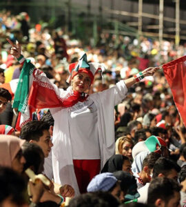 Fille avec les couleurs du drapeau iranien dans une manifestation