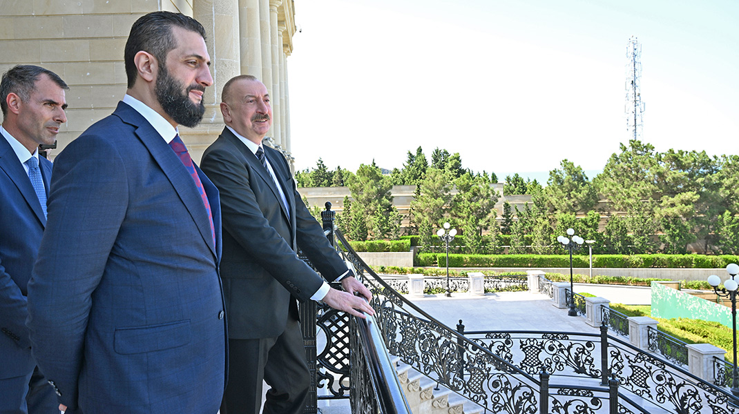 Le président syrien Al Charaa avec le président de l’Azerbaïdjan Aliyev