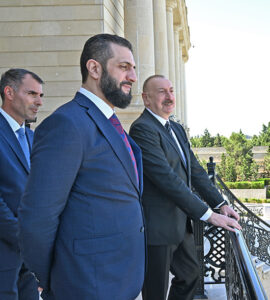 Le président syrien Al Charaa avec le président de l’Azerbaïdjan Aliyev