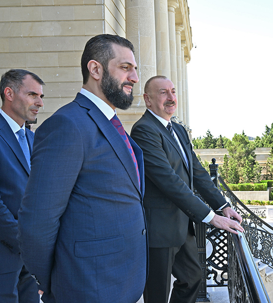 Le président syrien Al Charaa avec le président de l’Azerbaïdjan Aliyev