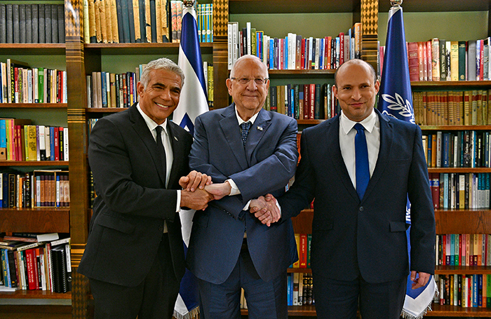 Le Président d'Israël, Reuven Rivlin, avec Naftali bennett sur la droite et Lapid sur la gauche