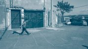 Un enfant joue à la marelle dans une rue d'Alger