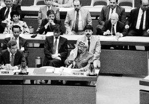 photo en noir et blanc de Yasser Arafat au Conseil de sécurité à l'ONU