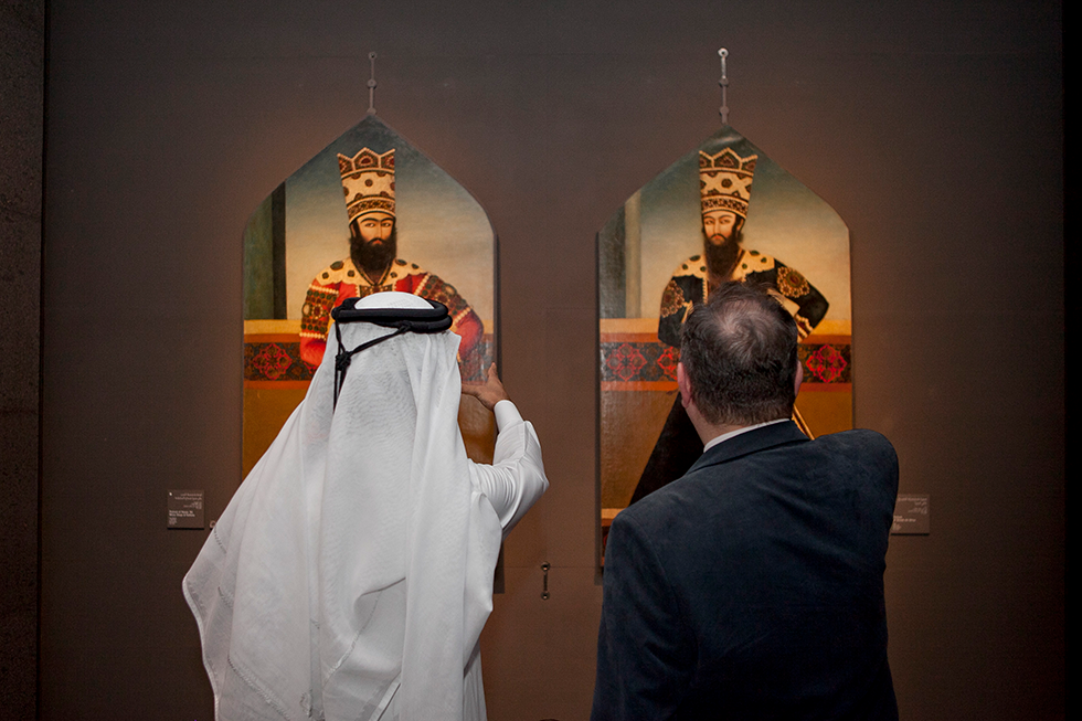 le premier ministre écossé Alex Salmond en visite au Muséedes arts islamique de Doha devant deux tableauxc son homologue