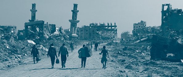 des déplacés gazaouis se promènent dans les ruines de gaza avec leurs affaires personnelles