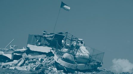 bâtiment à Gaza complètement détruit sur lequel est hissé un drapeau palestinien