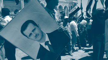 Un manifestant tient dans ses mains un portrait du dictateur syrien, Bachar al-Assad