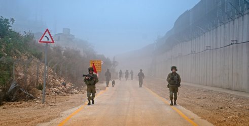 Soldats de Tsahal accompagnent un journaliste à la Ligne bleue à la frontière Nord d'Israël