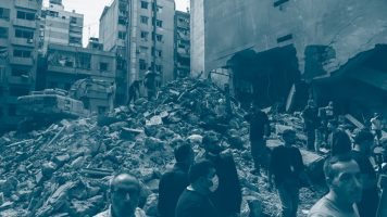 Bâtiment détruit à Beyrouth au Liban après une frappe israélienne. Des personnes sont rassemblées autour des ruines