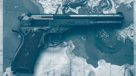 Revolver sur une carte de la Méditerranée