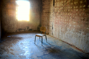 Siège vide au milieu 'une cellule de prison marocaine